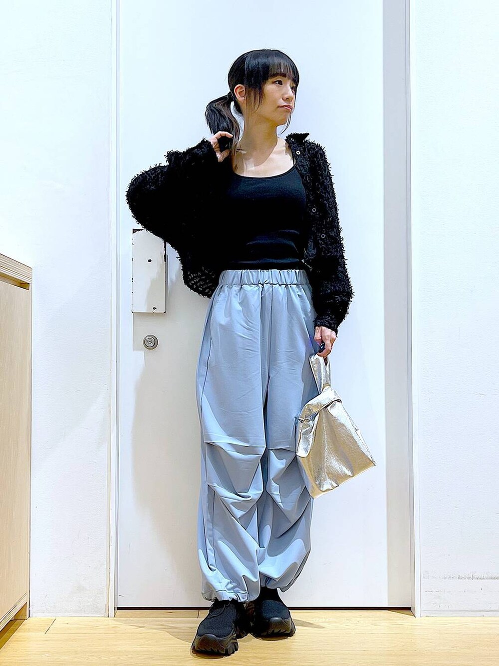 ブルー系のその他パンツ、ブラック系のシャツ/ブラウス、ブラック系のスニーカーを着用したレディースの春コーディネートの2枚目の写真