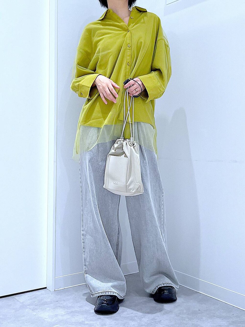 ブラック系のローファー、ベージュ系のショルダーバッグ、イエロー系のシャツ/ブラウスを着用したレディースの秋コーディネートの6枚目の写真