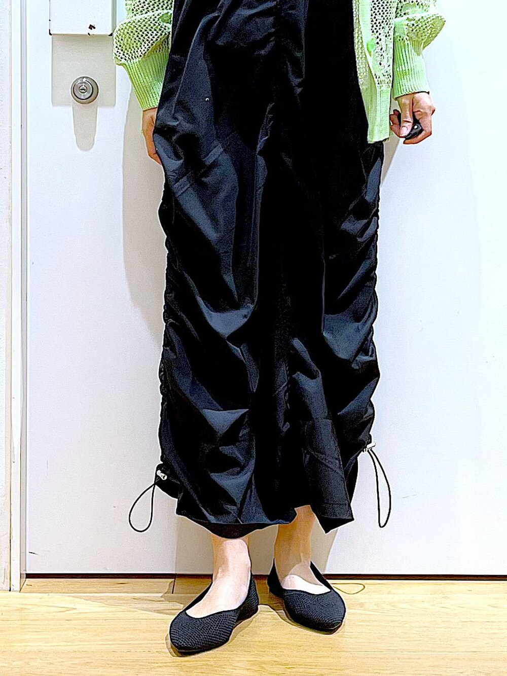 ブラック系のショルダーバッグ、ブラック系のパンプス、ブラック系のワンピースを着用したレディースの春コーディネートの8枚目の写真