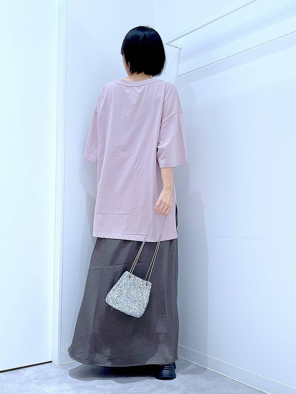 シルバー系のショルダーバッグ、ブラック系のローファー、ピンク系のTシャツ/カットソーを着用したレディースの秋コーディネートの5枚目の写真