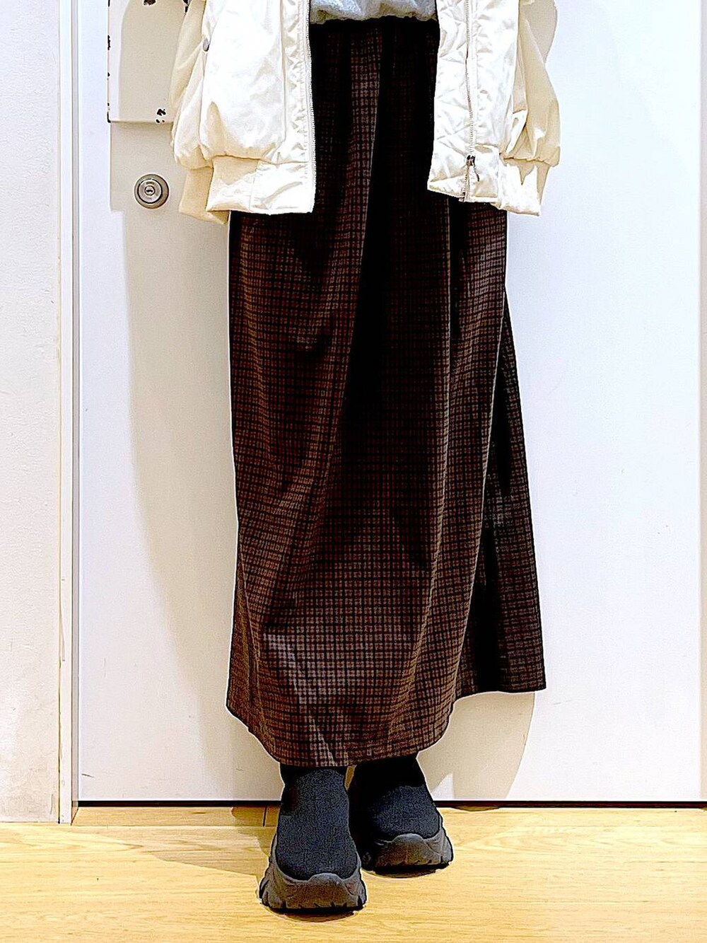 ブラック系のブーツ、グレー系のスウェット、ブラウン系のワンピースを着用したレディースの冬コーディネートの8枚目の写真