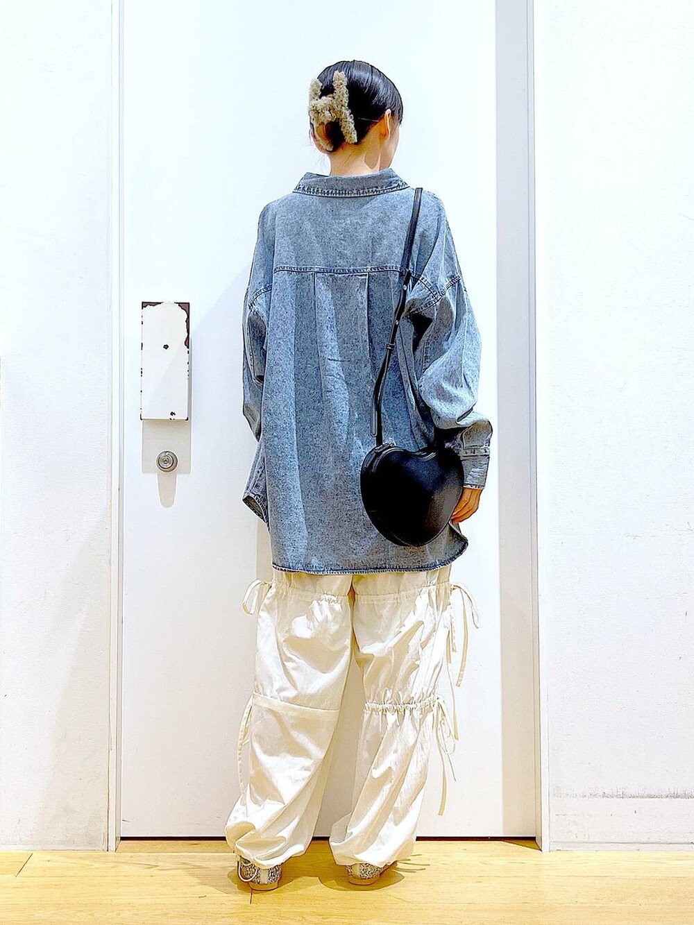 ブラック系のショルダーバッグ、シルバー系のパンプス、ブルー系のシャツ/ブラウスを着用したレディースの秋コーディネートの5枚目の写真