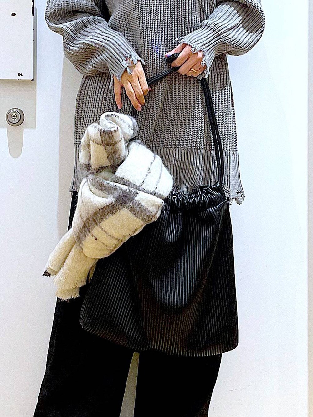 ブラック系のブーツ、ブラック系のトートバッグ、ブラック系のその他パンツを着用したレディースの冬コーディネートの8枚目の写真