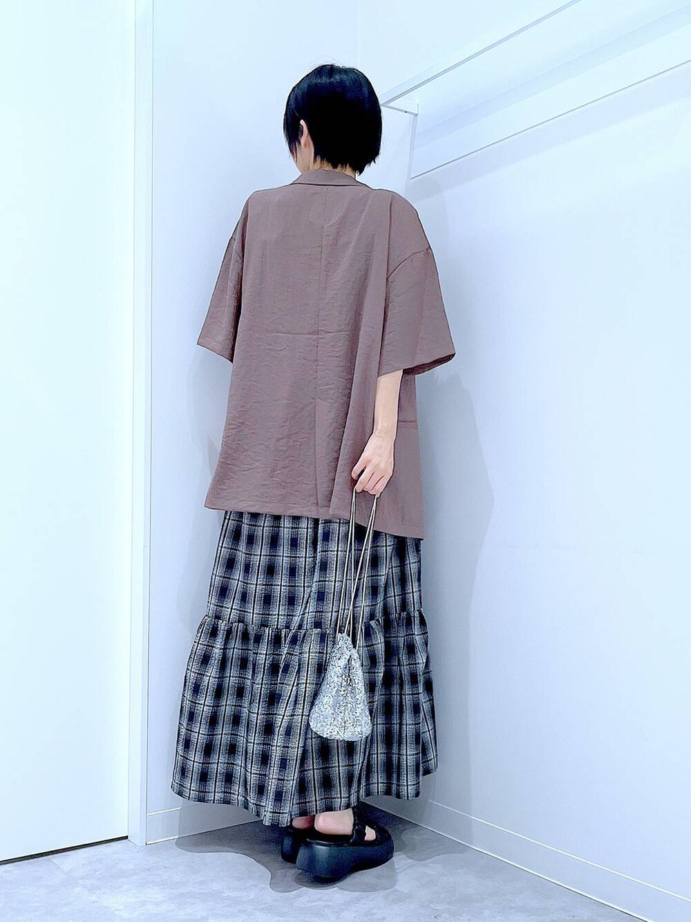 ブラック系のサンダル、シルバー系のショルダーバッグ、ブラウン系のテーラードジャケットを着用したレディースの夏コーディネートの5枚目の写真