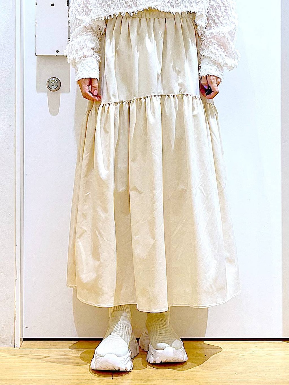グレー系のトートバッグ、ホワイト系のシャツ/ブラウス、ベージュ系のスニーカーを着用したレディースの春コーディネートの8枚目の写真