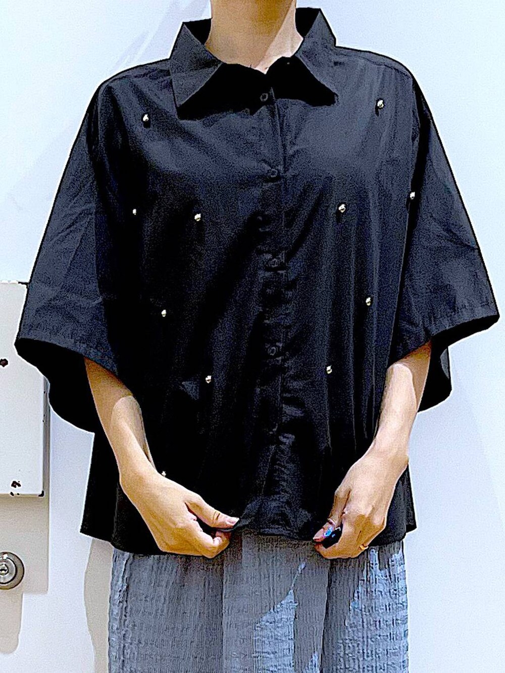 ブラック系のサンダル、ブルー系のスカート、グレー系のショルダーバッグを着用したレディースの秋コーディネートの7枚目の写真