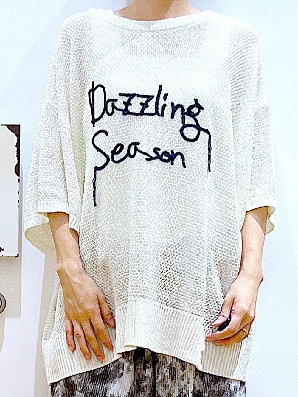 ベージュ系のパンプス、イエロー系のショルダーバッグ、グレー系のその他パンツを着用したレディースの春コーディネートの7枚目の写真