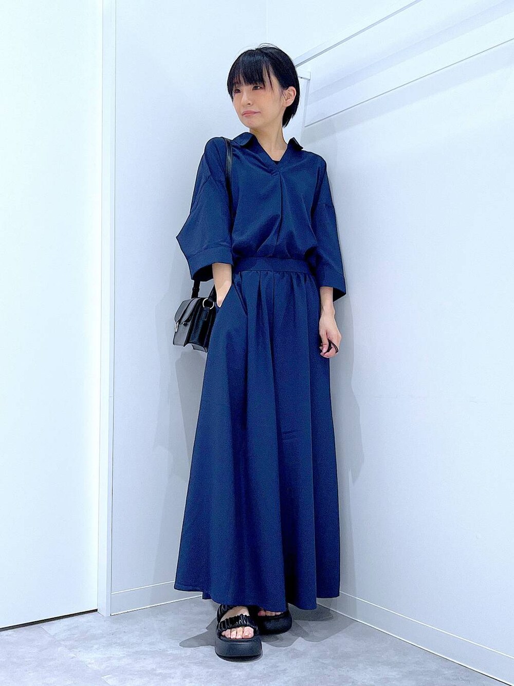 「リラックス、若見え、ゆったり、休日コーデ、骨格ウェーブ、LAKOLE、UVケア、接触冷感、夏コーデ、セットアップ、きれいめ、ショルダーバッグ、サンダル、デートコーデ、楽ちんコーデ」｜「LAKOLEのぷっくりギャザーサンダル / 290745（サンダル、ブラック系）」を使った、あおき@LAKOLE海老名さん（レディース・156cm）の夏コーディネートの2枚目の写真