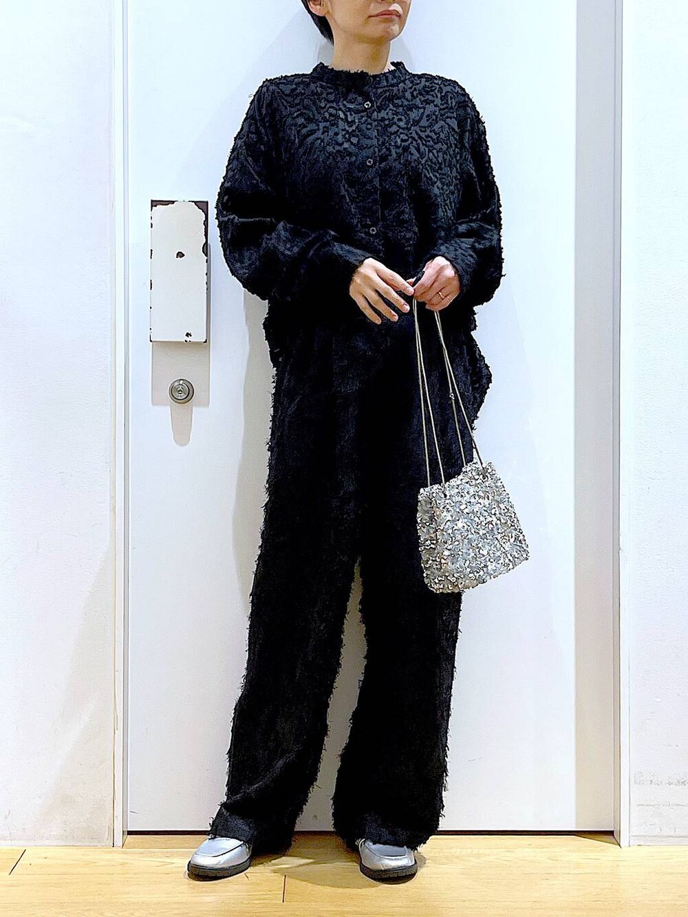 シルバー系のローファー、その他のショルダーバッグ、ブラック系のシャツ/ブラウスを着用したレディースの春コーディネートの6枚目の写真