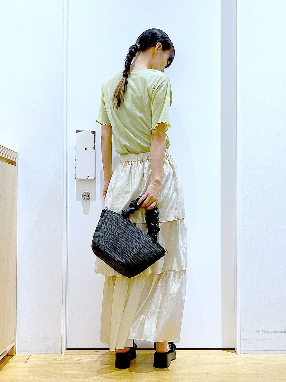 ブラック系のサンダル、ブラック系のショルダーバッグ、グリーン系のTシャツ/カットソーを着用したレディースの夏コーディネートの5枚目の写真