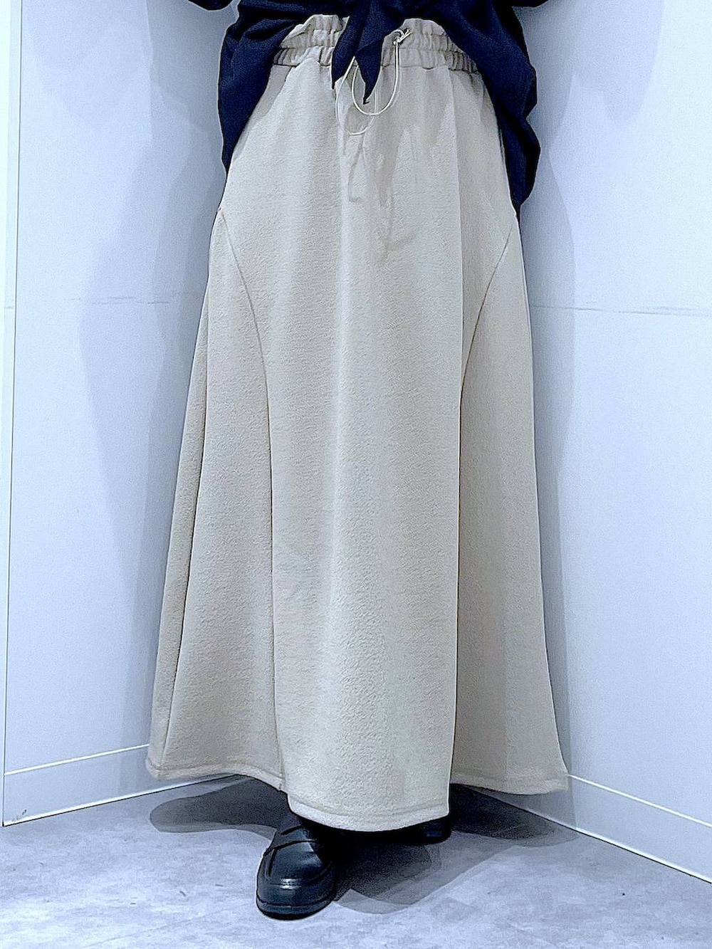 ブラック系のハンドバッグ、ブラック系のローファー、ブラック系のシャツ/ブラウスを着用したレディースの春コーディネートの8枚目の写真