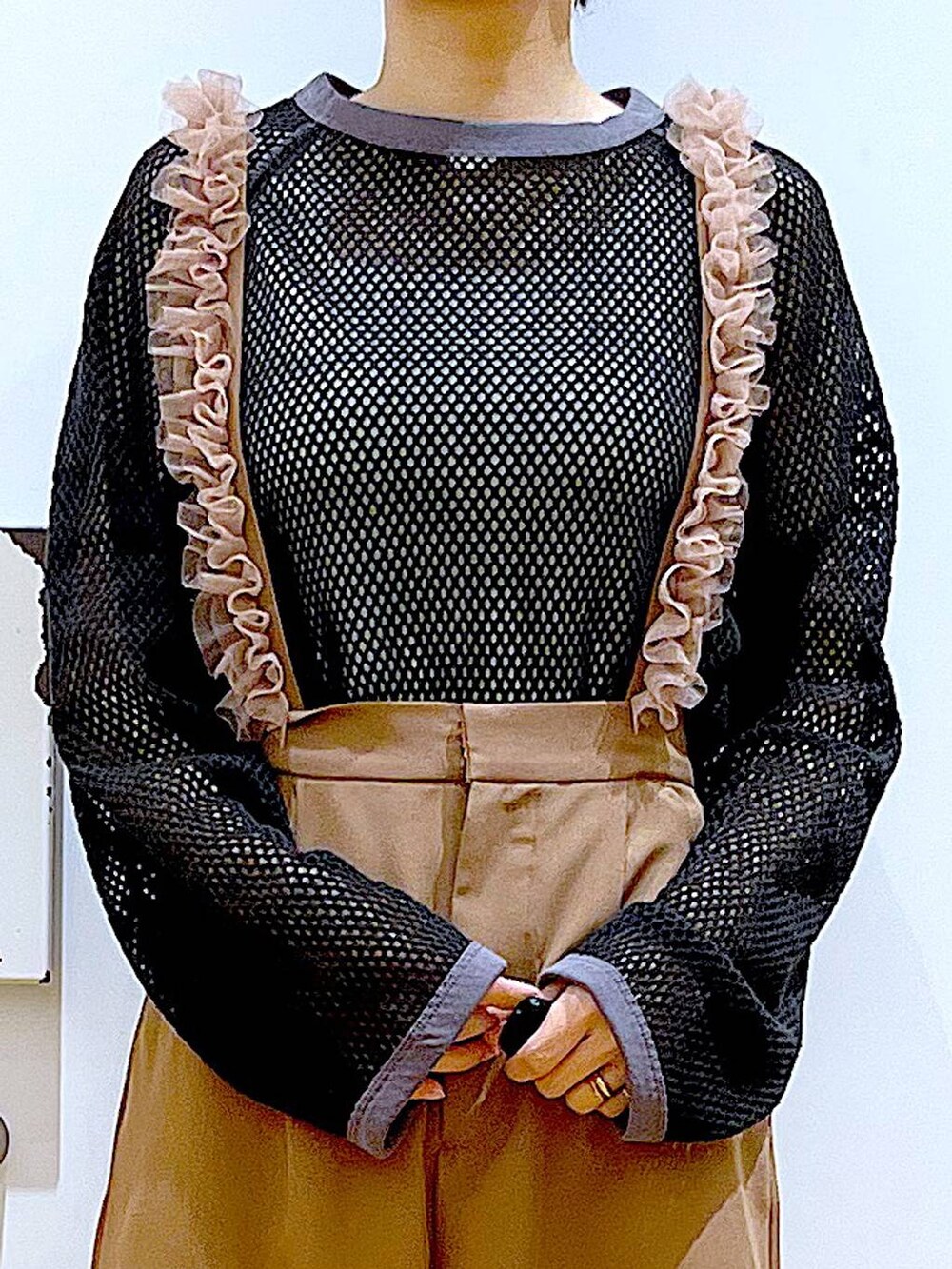 ブラック系のパンプス、ブラック系のショルダーバッグ、ブラウン系のその他パンツを着用したレディースの夏コーディネートの7枚目の写真