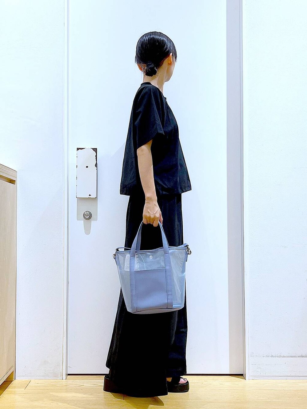 ブラック系のサンダル、ブラック系のTシャツ/カットソー、ブラック系のスカートを着用したレディースの夏コーディネートの4枚目の写真