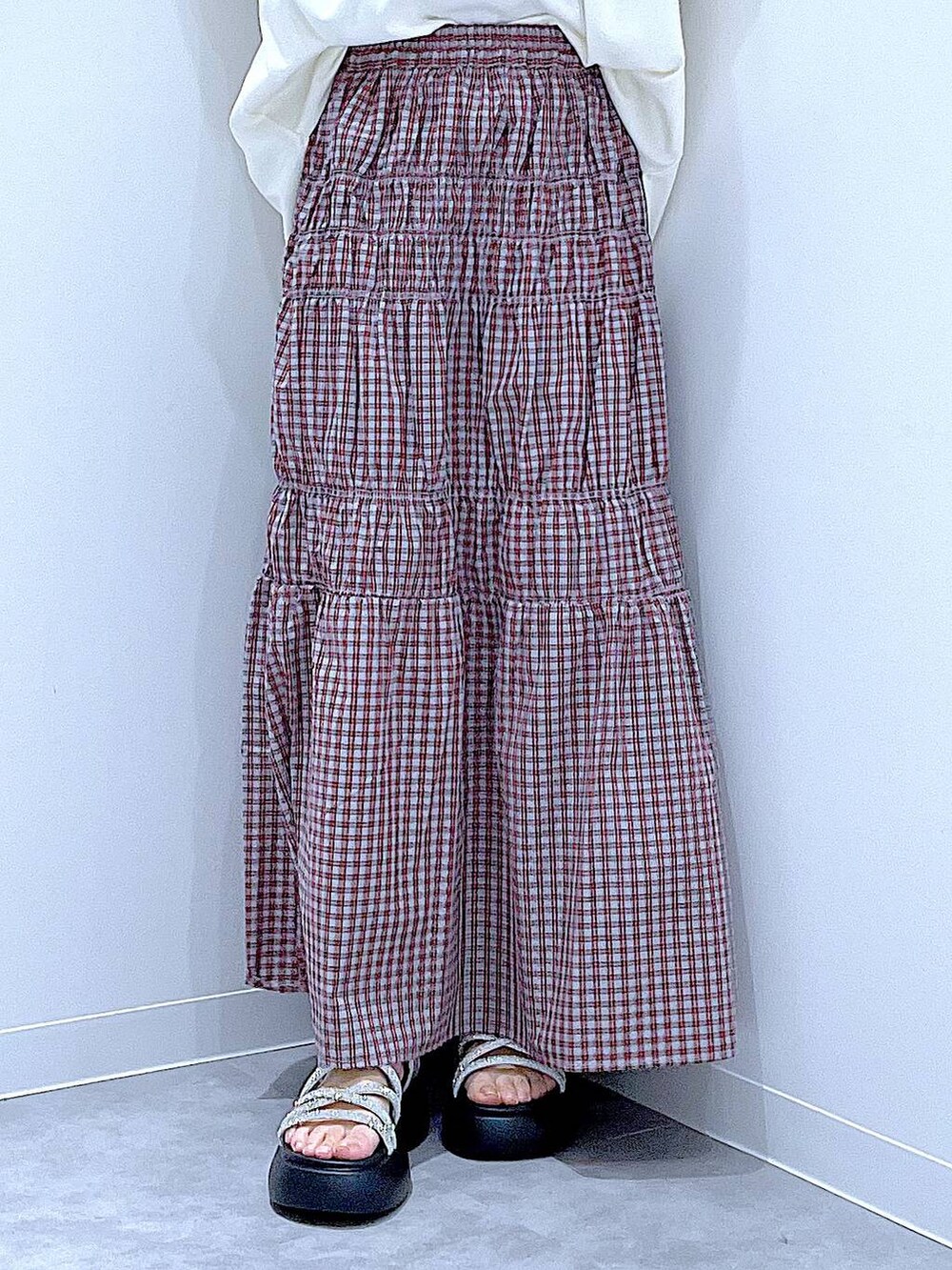 ブラック系のバックパック/リュック、シルバー系のサンダル、ホワイト系のTシャツ/カットソーを着用したレディースの夏コーディネートの8枚目の写真