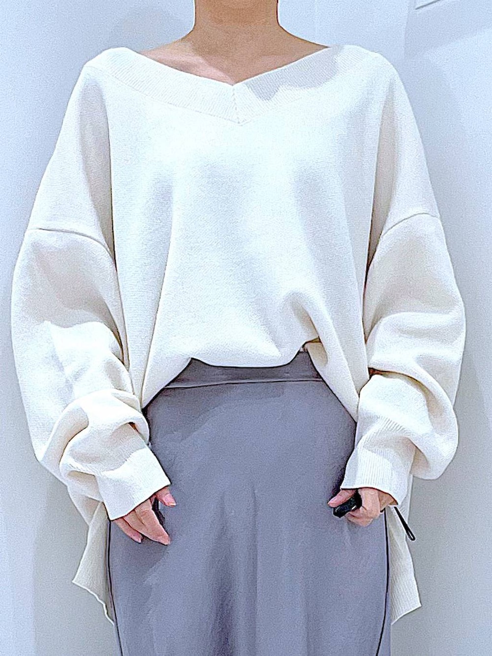 ベージュ系のニット/セーター、ブラック系のブーツ、ブラック系のショルダーバッグを着用したレディースの冬コーディネートの7枚目の写真