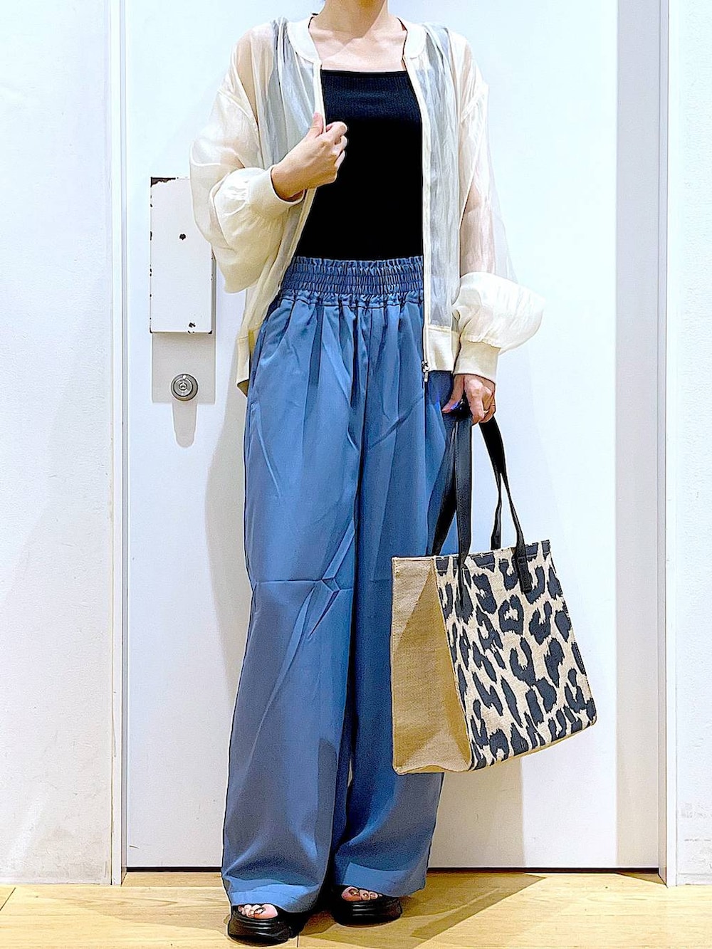 ブラック系のサンダル、ベージュ系のブルゾン、ブラック系のTシャツ/カットソーを着用したレディースの夏コーディネートの6枚目の写真