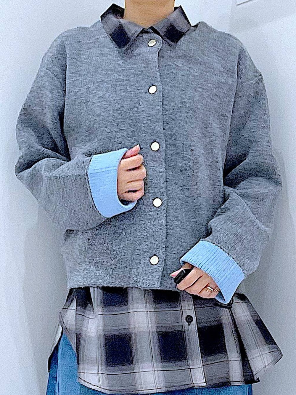 ブルー系のデニムパンツ、ブラック系のシャツ/ブラウス、ブラック系のショルダーバッグを着用したレディースの秋コーディネートの7枚目の写真