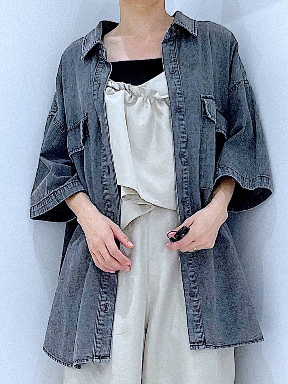 ブラック系のサンダル、グレー系のショルダーバッグ、ブラック系のシャツ/ブラウスを着用したレディースの夏コーディネートの7枚目の写真