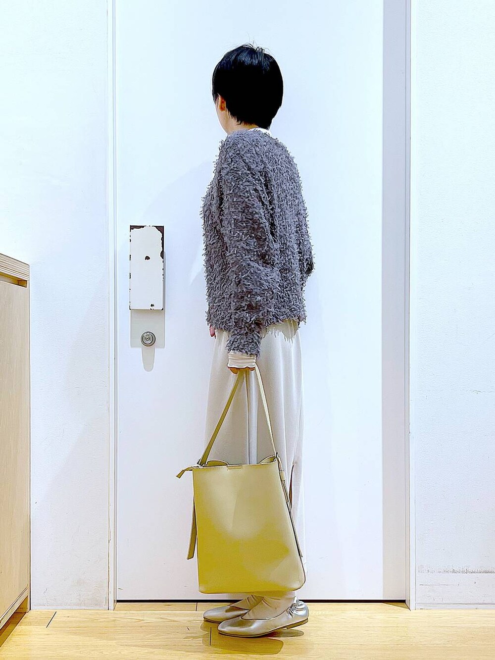 ベージュ系のTシャツ/カットソー、ホワイト系のショルダーバッグ、シルバー系のパンプスを着用したレディースの春コーディネートの3枚目の写真