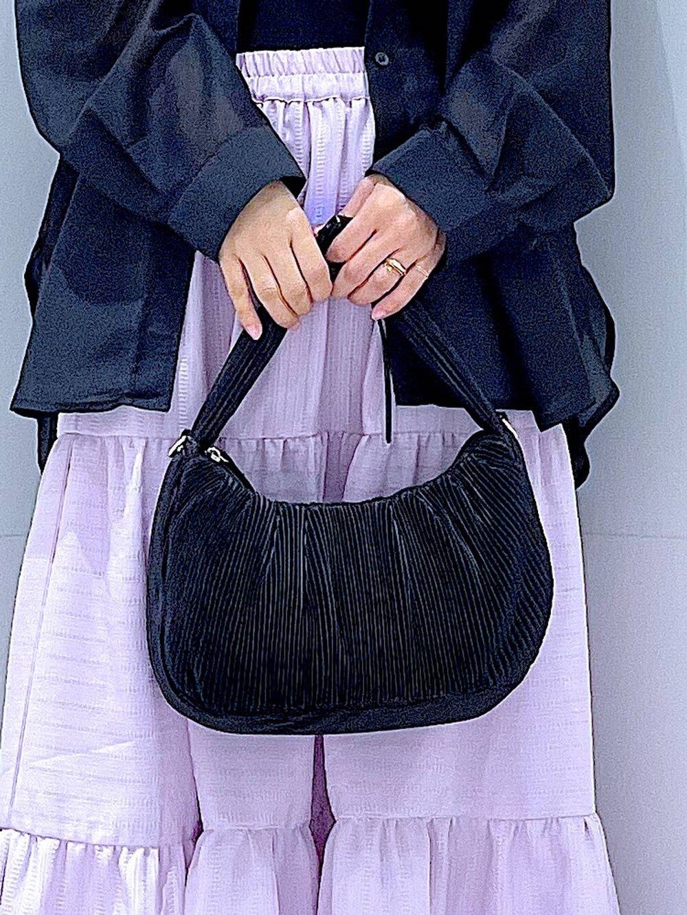 ブラック系のサンダル、ブラック系のシャツ/ブラウス、ブラック系のショルダーバッグを着用したレディースの夏コーディネートの9枚目の写真