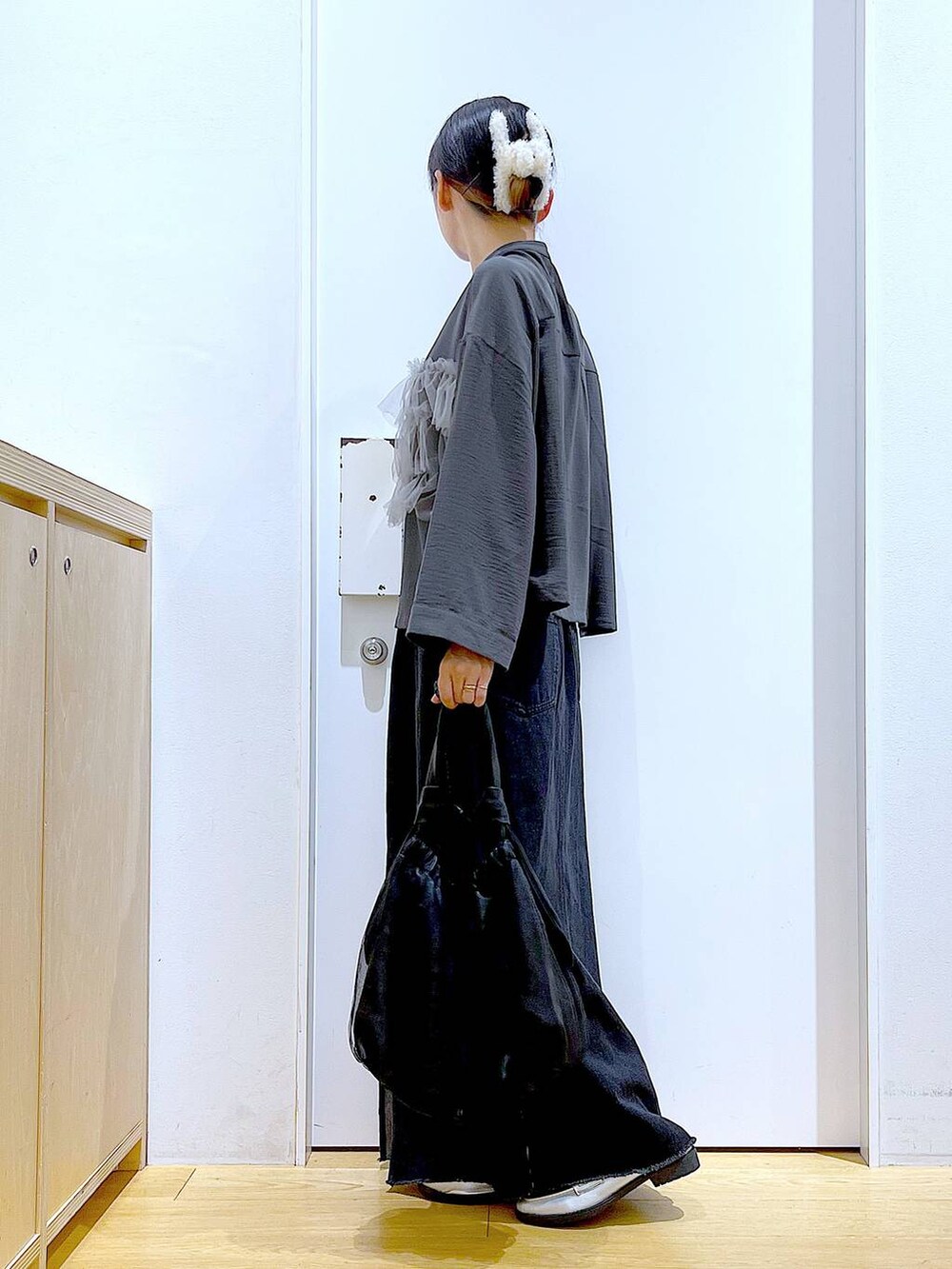 ブラック系のトートバッグ、シルバー系のローファー、グレー系のシャツ/ブラウスを着用したレディースの秋コーディネートの3枚目の写真