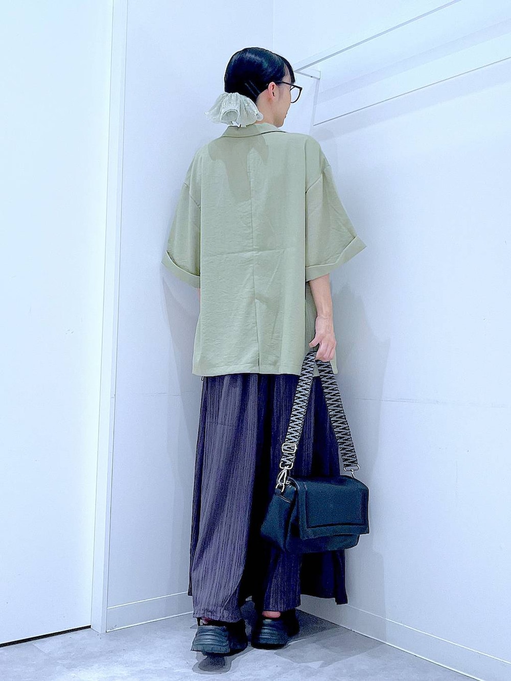 グレー系のその他パンツ、グリーン系のテーラードジャケット、その他のシュシュを着用したレディースの夏コーディネートの5枚目の写真
