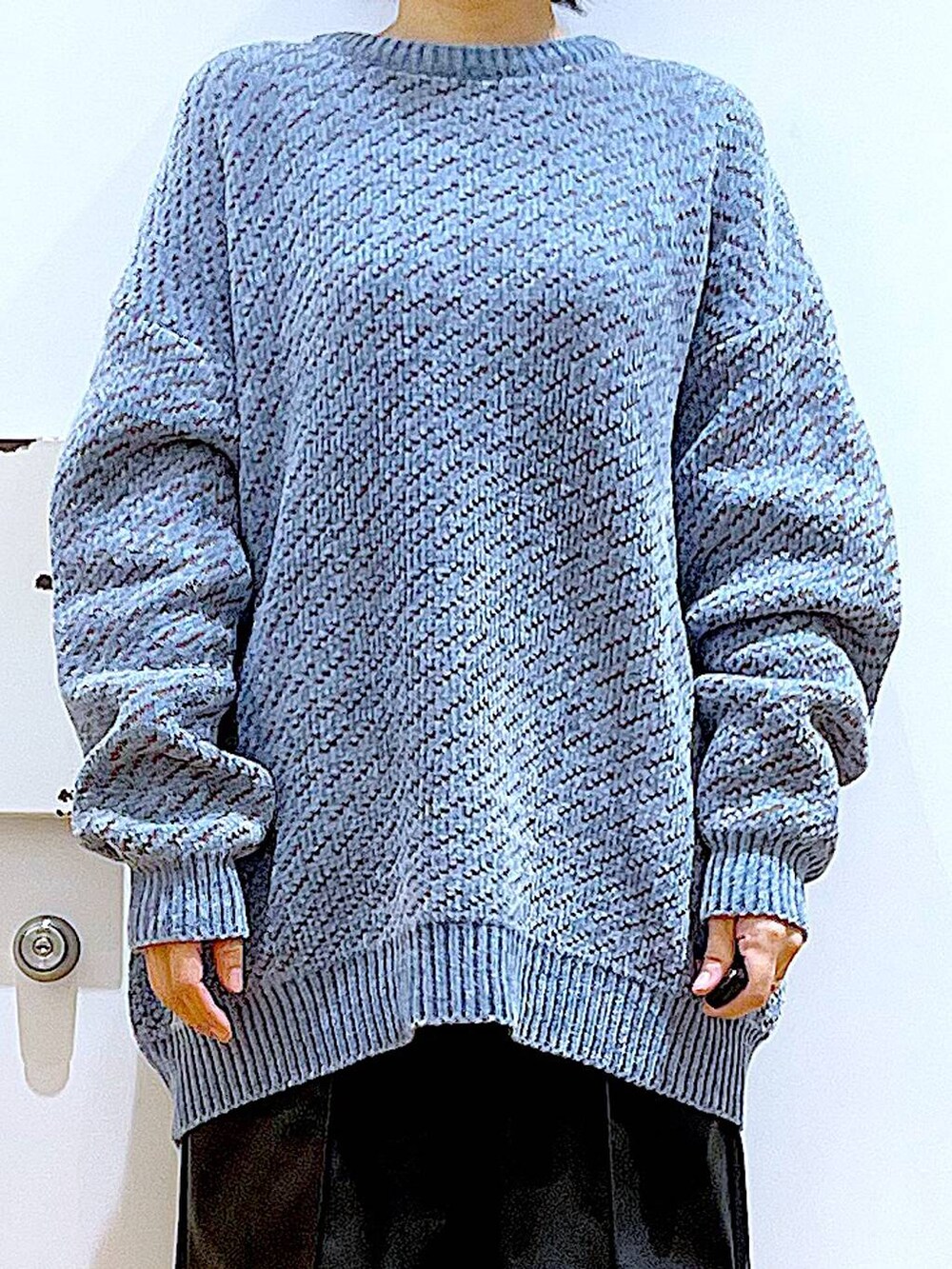 ブルー系のニット/セーター、ブラック系のブーツ、その他のショルダーバッグを着用したレディースの冬コーディネートの7枚目の写真