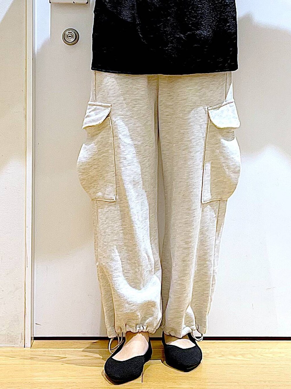 ブラック系のショルダーバッグ、ベージュ系のスウェットパンツ、ブラック系のキャミソールを着用したレディースの夏コーディネートの9枚目の写真