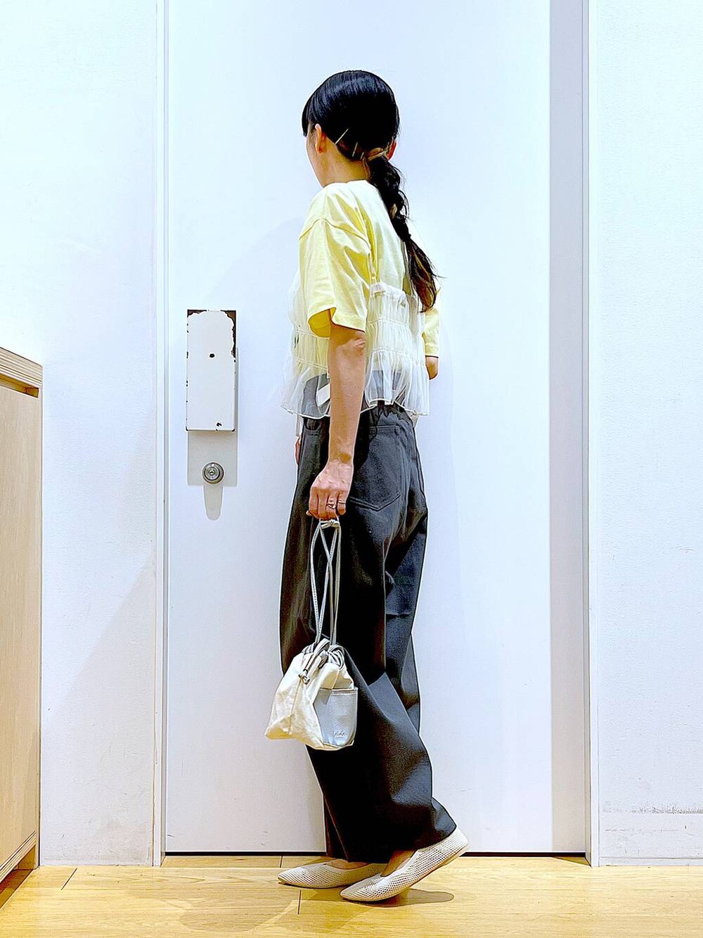 ホワイト系のショルダーバッグ、グレー系のその他パンツ、ホワイト系のパンプスを着用したレディースの春コーディネートの3枚目の写真