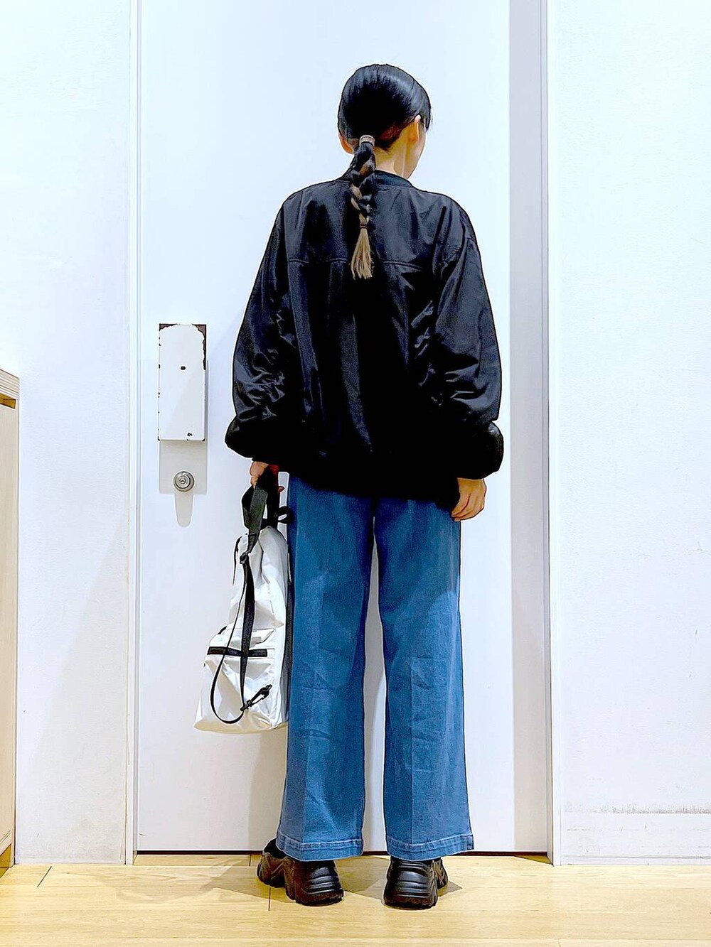 「リラックス、若見え、ゆったり、休日コーデ、骨格ウェーブ、LAKOLE、春コーデ、春アウター、カジュアル、デニムパンツ、ワイドパンツ、ロンT、おでかけ、ショルダーバッグ、スニーカー」｜「LAKOLEのワンタックワイドデニム / 102224（デニムパンツ、ブルー系）」を使った、あおき@LAKOLE海老名さん（レディース・156cm）の春コーディネートの5枚目の写真