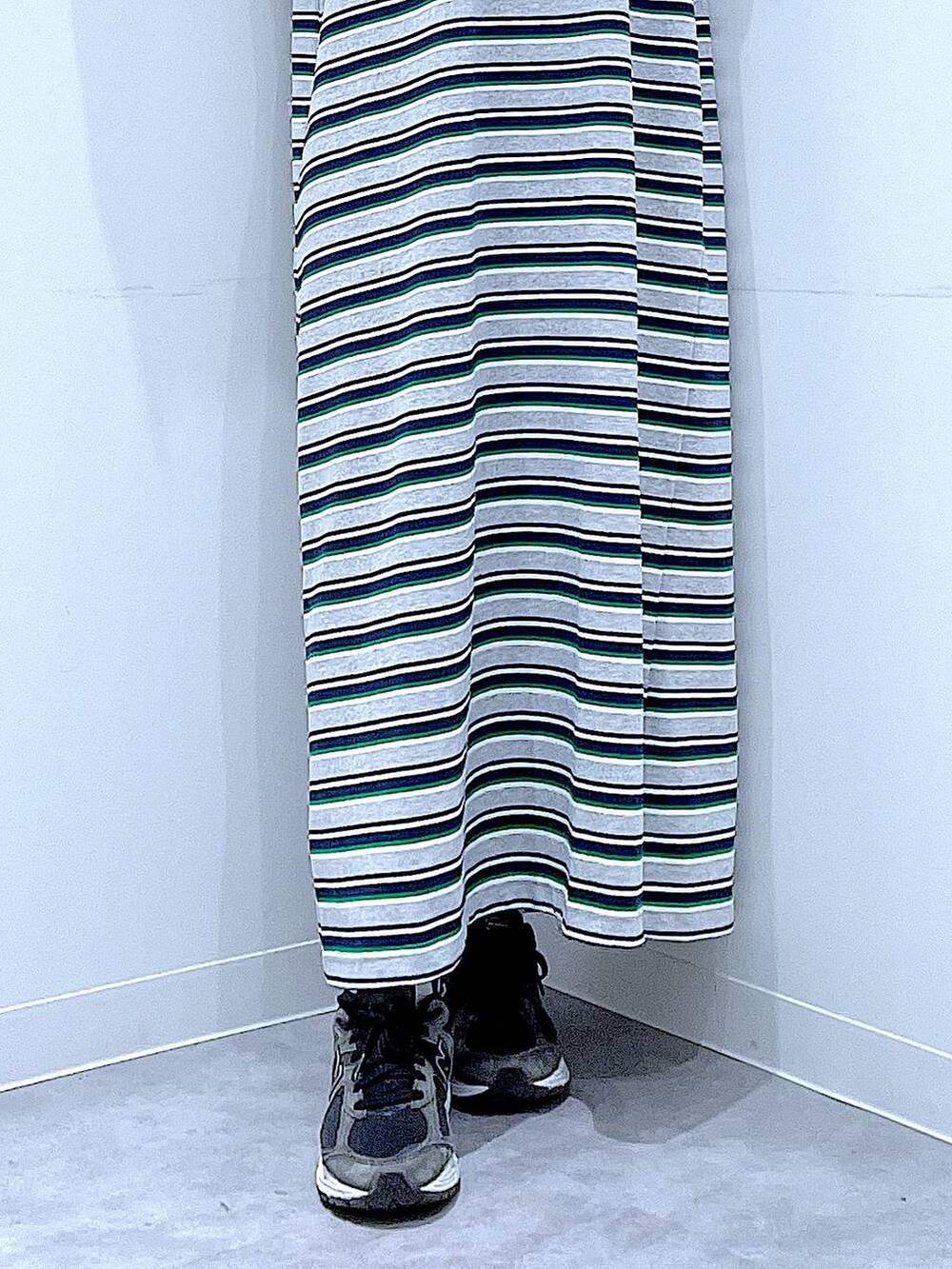 グリーン系のキャップを着用したレディースの春コーディネートの8枚目の写真