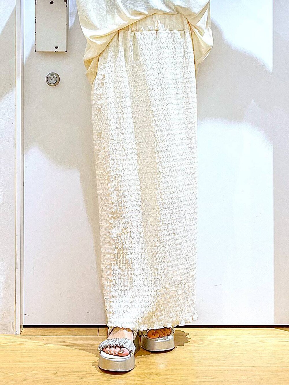 シルバー系のサンダル、ブルー系のトートバッグ、ベージュ系のスカートを着用したレディースの夏コーディネートの8枚目の写真