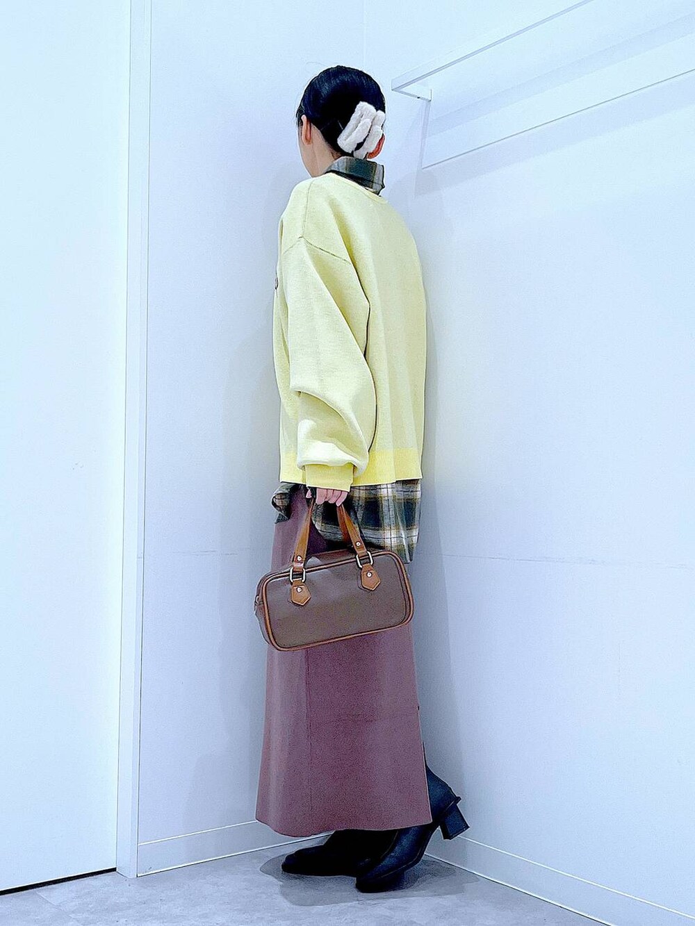 ブラック系のブーツ、グリーン系のシャツ/ブラウス、ブラウン系のショルダーバッグを着用したレディースの冬コーディネートの3枚目の写真