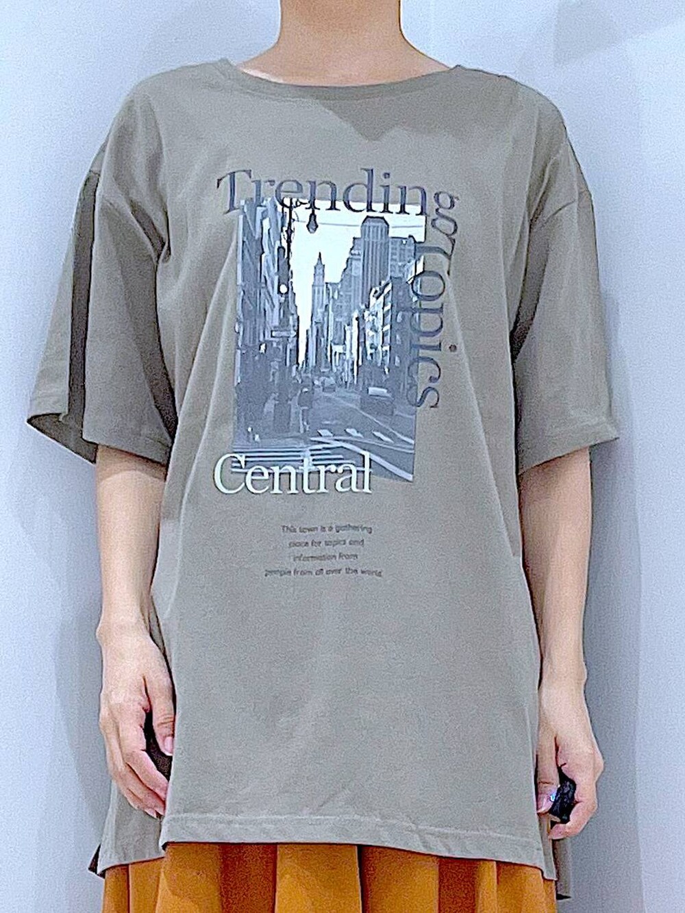 ブラック系のショルダーバッグ、ブラック系のサンダル、ブラウン系のその他パンツを着用したレディースの夏コーディネートの7枚目の写真