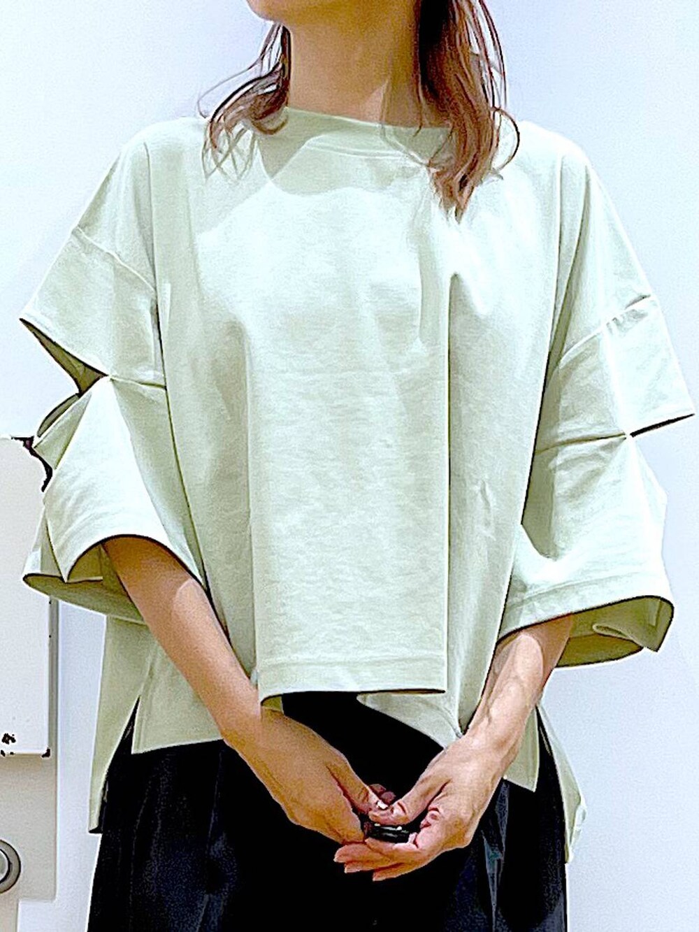 ブラック系のサンダル、ブラック系のショルダーバッグ、ブラック系のスラックスを着用したレディースの夏コーディネートの7枚目の写真