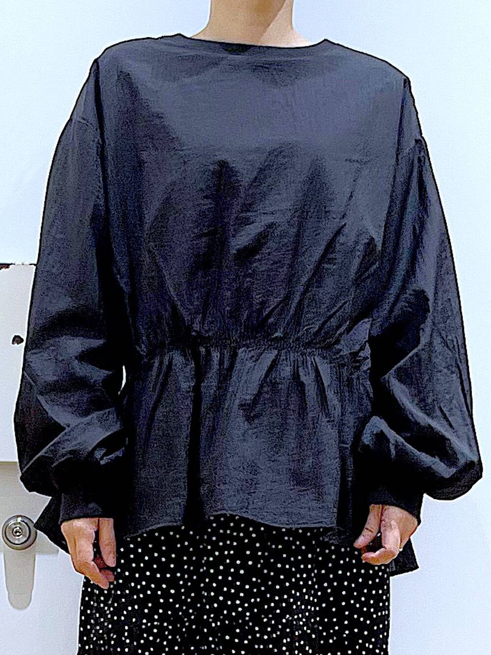「リラックス、若見え、ゆったり、休日コーデ、骨格ウェーブ、LAKOLE、スカート、ショルダーバッグ、ブーツ、きれいめカジュアル、ワントーン、ブラックコーデ、春コーデ、楽ちんコーデ、体型カバー」｜「LAKOLEのニットスニーカーソールブーツ / 140064（ブーツ、ブラック系）」を使った、あおき@LAKOLE海老名さん（レディース・156cm）の春コーディネートの7枚目の写真