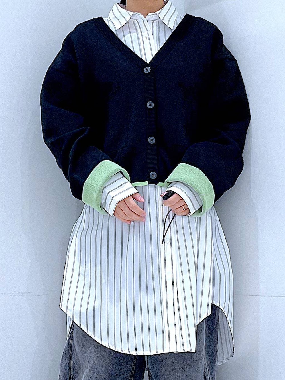 ブラック系のショルダーバッグ、ブラック系のデニムパンツ、ホワイト系のシャツ/ブラウスを着用したレディースの春コーディネートの7枚目の写真