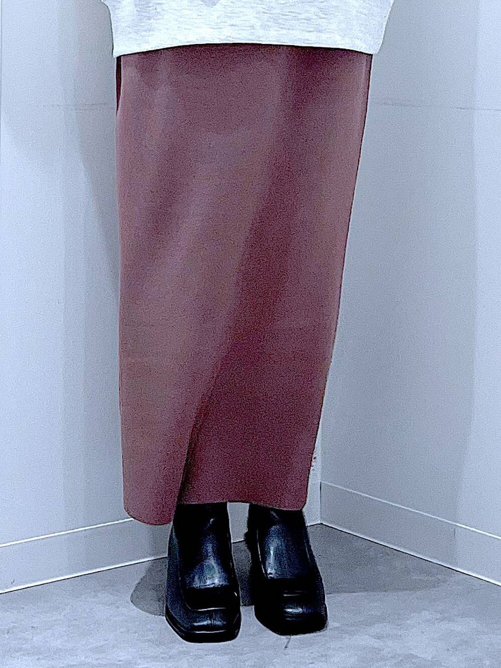 ベージュ系のハンドバッグ、ブラック系のブーツ、ベージュ系のスウェットを着用したレディースの秋コーディネートの8枚目の写真