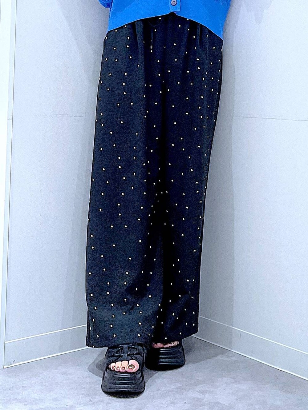 その他のその他パンツ、グレー系のショルダーバッグ、ブラック系のサンダルを着用したレディースの夏コーディネートの8枚目の写真