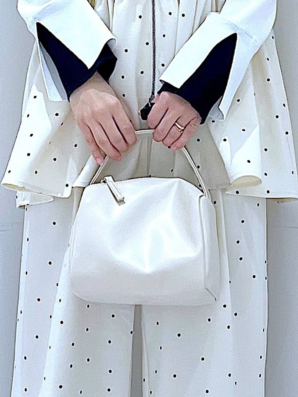 その他のその他パンツ、ホワイト系のショルダーバッグ、ホワイト系のニット/セーターを着用したレディースの春コーディネートの9枚目の写真