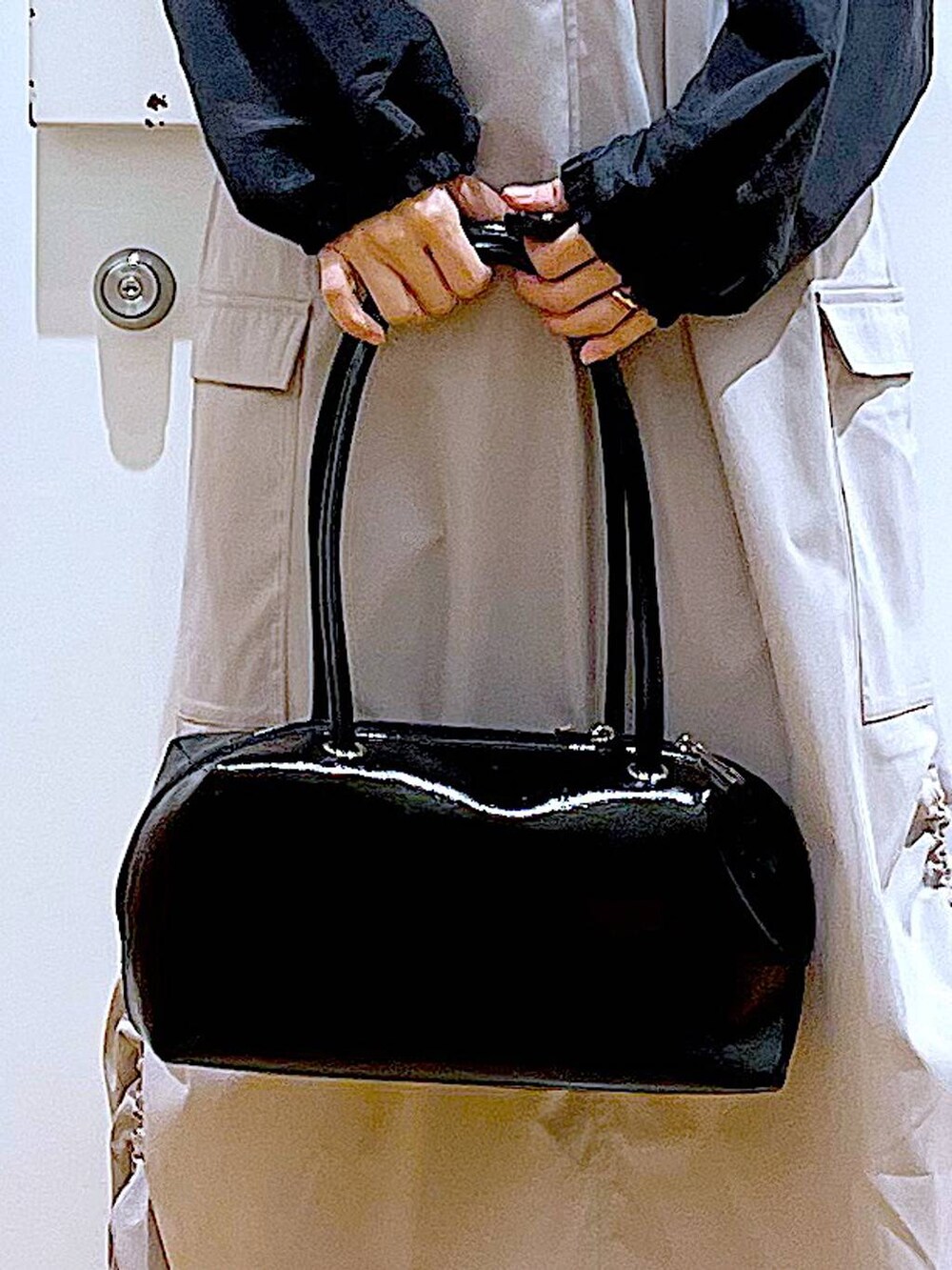 ブラック系のボストンバッグ、シルバー系のパンプス、グレー系のシャツ/ブラウスを着用したレディースの春コーディネートの9枚目の写真