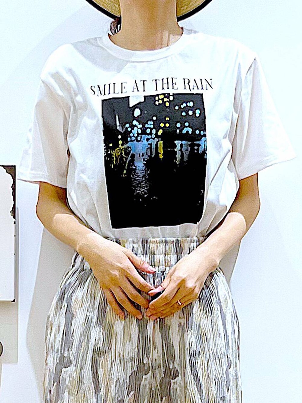 ベージュ系のその他パンツ、その他のパンプス、グレー系のショルダーバッグを着用したレディースの夏コーディネートの7枚目の写真