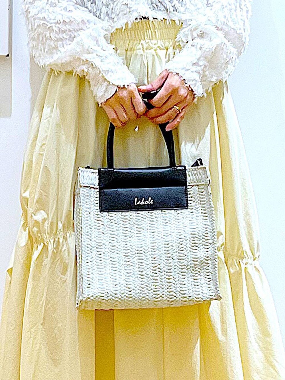 ホワイト系のシャツ/ブラウス、イエロー系のスカート、その他のパンプスを着用したレディースの春コーディネートの9枚目の写真