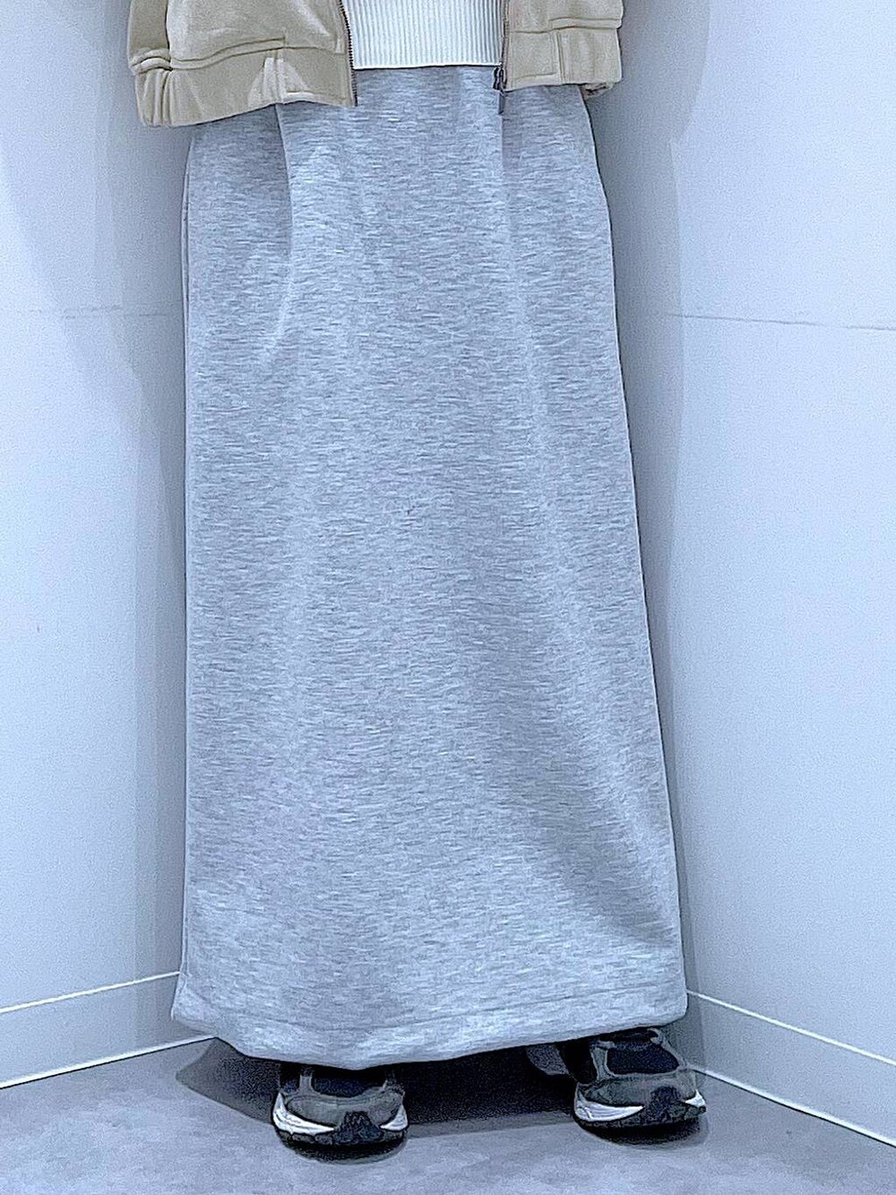 ホワイト系のショルダーバッグ、ベージュ系のニット/セーター、グレー系のスカートを着用したレディースの春コーディネートの8枚目の写真