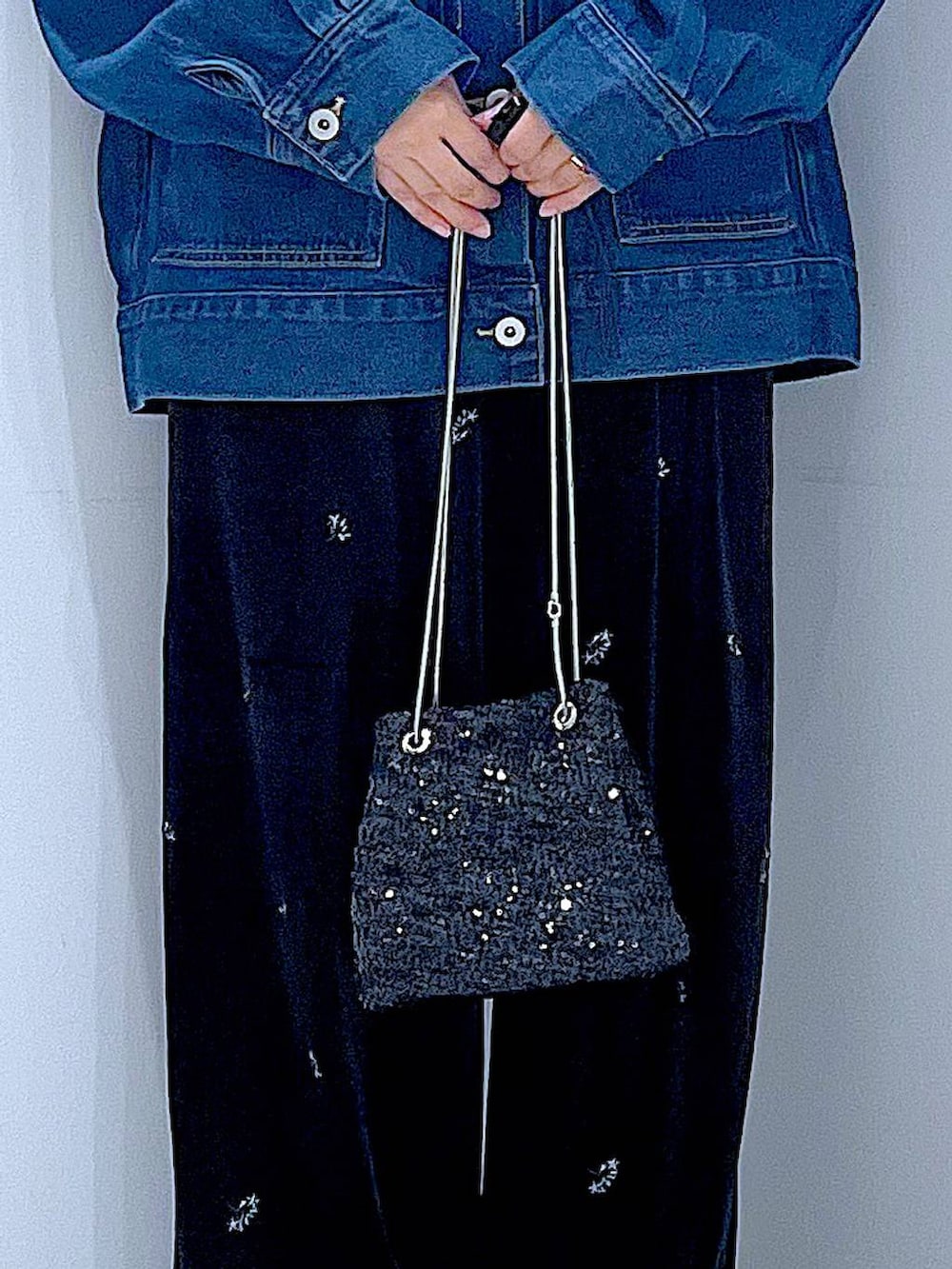 ブラック系のショルダーバッグ、ブラック系のローファー、ブルー系のデニムジャケットを着用したレディースの秋コーディネートの9枚目の写真