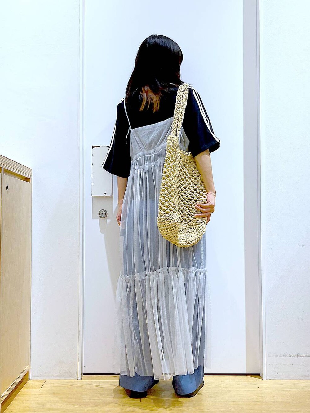 その他のワンピース、ホワイト系のサンダル、ホワイト系のトートバッグを着用したレディースの夏コーディネートの5枚目の写真