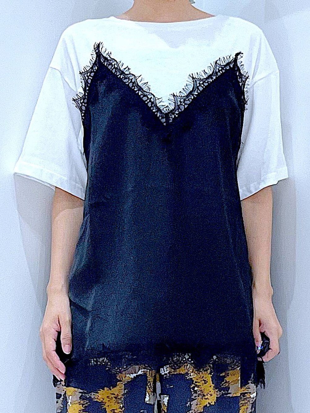 グレー系のその他パンツ、ホワイト系のTシャツ/カットソー、ベージュ系のショルダーバッグを着用したレディースの夏コーディネートの7枚目の写真