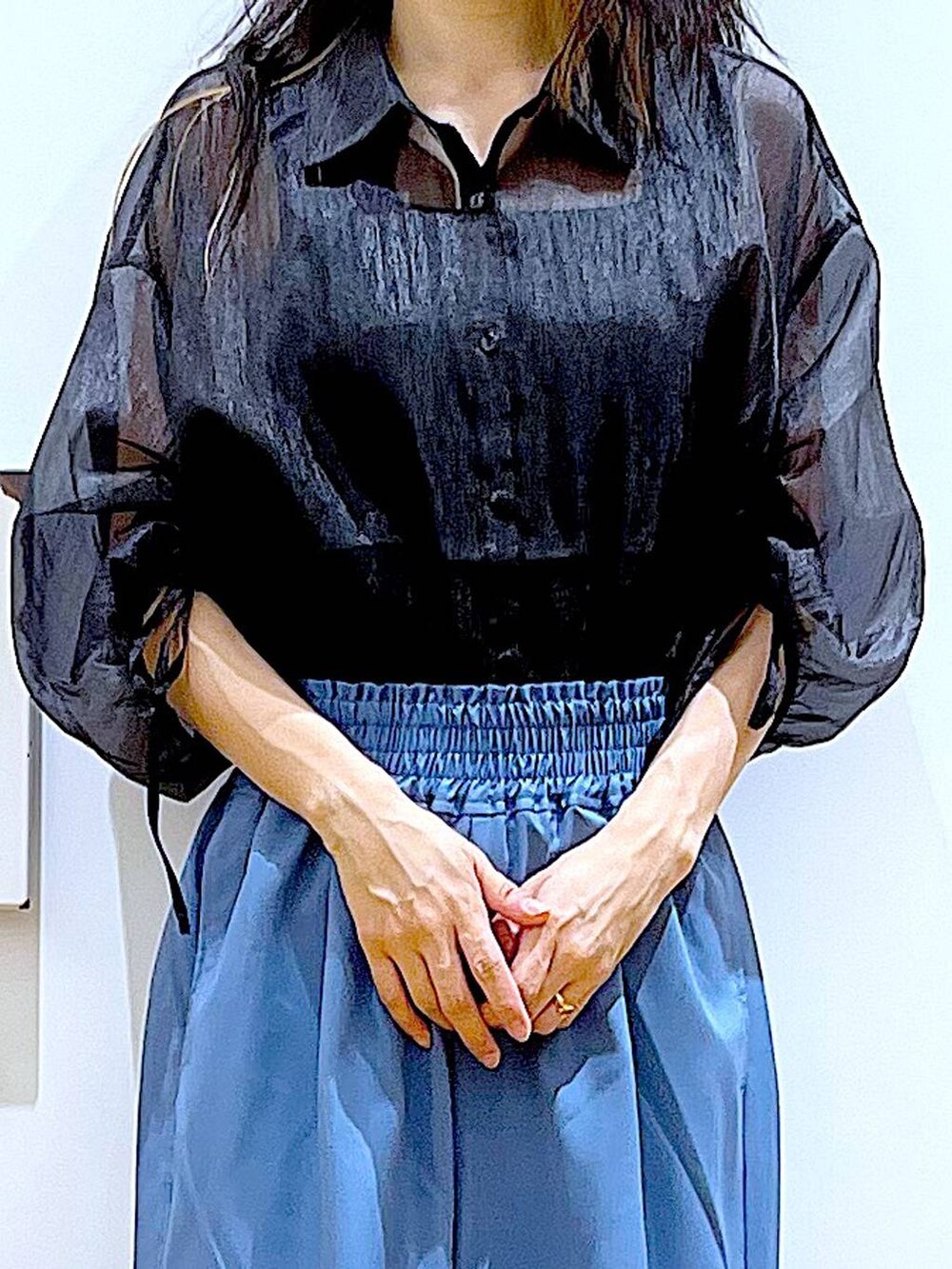 ホワイト系のサンダル、その他のトートバッグ、ブルー系のその他パンツを着用したレディースの夏コーディネートの7枚目の写真