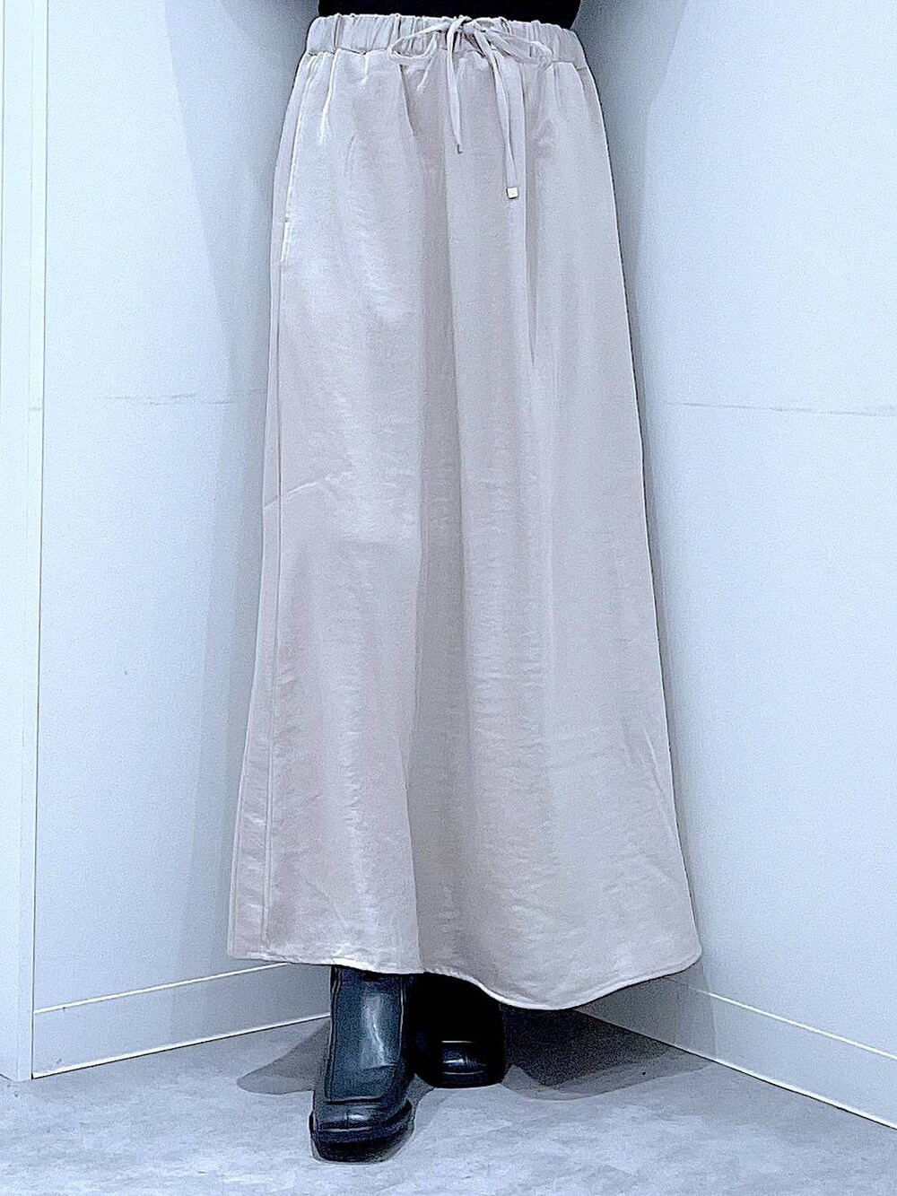 ブラック系のニット/セーター、ベージュ系のスカート、レッド系のショルダーバッグを着用したレディースの秋コーディネートの8枚目の写真