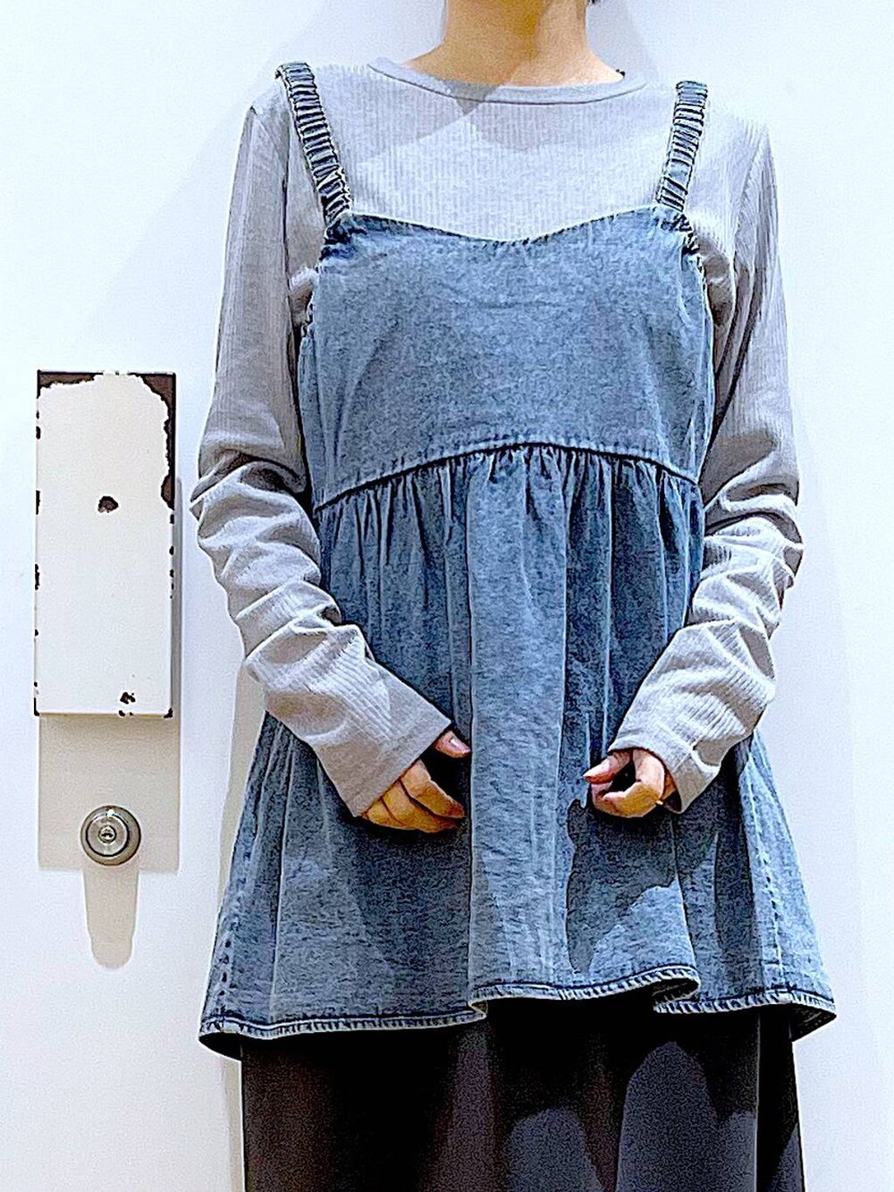 ブルー系のショルダーバッグ、ブラック系のパンプス、ブルー系のその他トップスを着用したレディースの春コーディネートの7枚目の写真